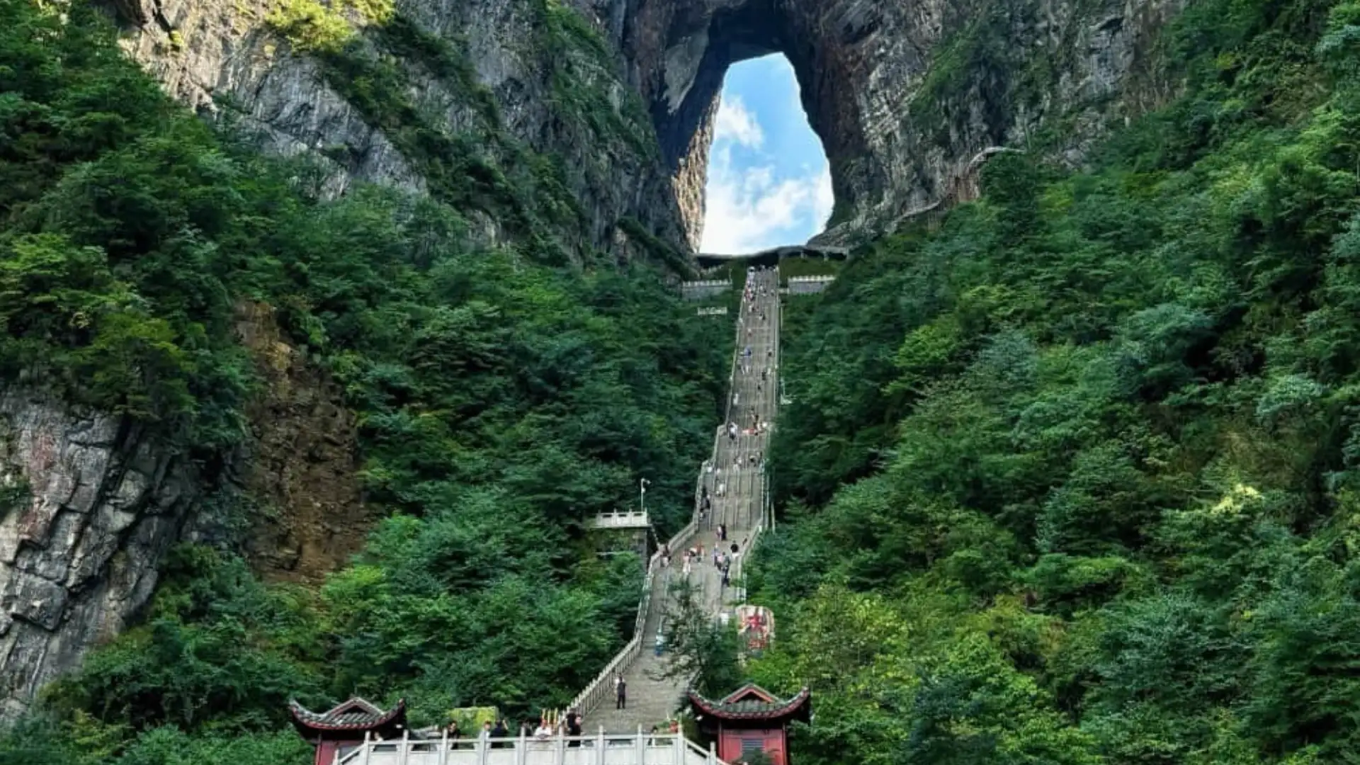8D YEAR END GETAWAY ZHANGJIAJIE CHONGQING GUANGZHOU